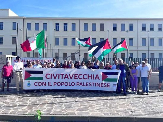 Lo striscione sulla Palestina davanti al comune di Civitavecchia