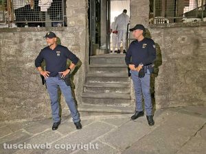 Allarme attentato - Agenti di polizia sulla salita di Santa Rosa