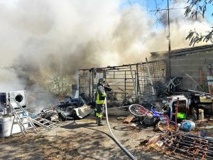 Roma - In fiamme un casolare