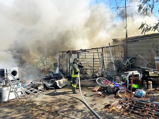 Roma - In fiamme un casolare