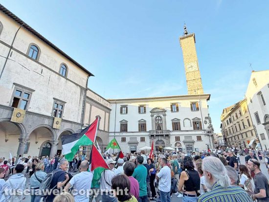 Viterbo - Piazza del Comune - Flash mob per Gaza e una raccolta fondi per la missione umanitaria Global Sumud Flotilla