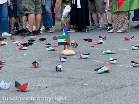 Viterbo - Piazza del Comune - Flash mob per Gaza e una raccolta fondi per la missione umanitaria Global Sumud Flotilla
