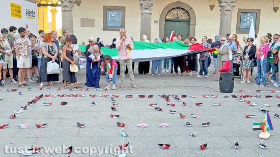 Viterbo - Piazza del Comune - Flash mob per Gaza e una raccolta fondi per la missione umanitaria Global Sumud Flotilla