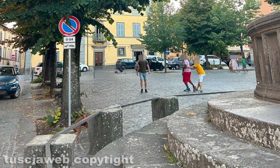 Viterbo - Un momento dell'aggressione a piazza San Faustino
