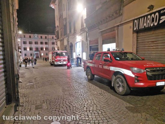 Viterbo - Centro storico - Via Roma - L'intervento dei vigili del fuoco
