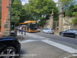 Viterbo - Via del Crocifisso a senso unico - L'ingresso su viale Trieste