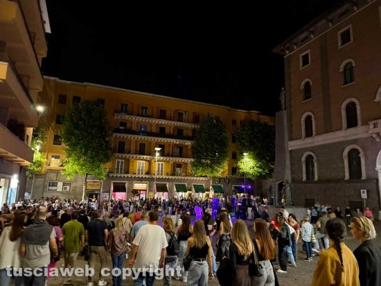 Viterbo - Notte Rosa, la città diventa una grande discoteca