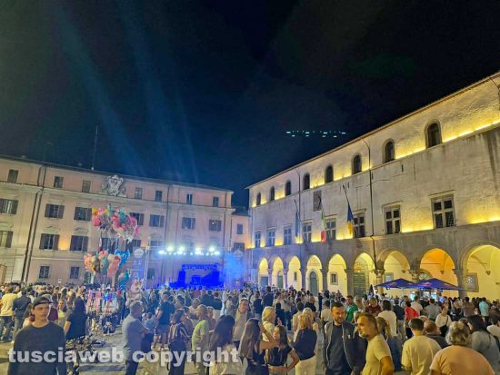 Viterbo - Notte Rosa, la città diventa una grande discoteca