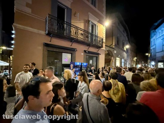 Viterbo - Notte Rosa, la città diventa una grande discoteca