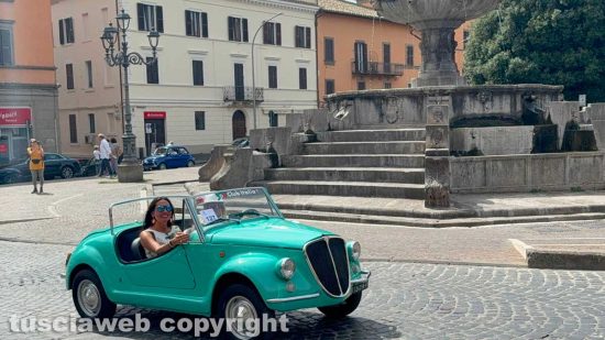 Viterbo - Le 500 invadono e colorano il centro storico