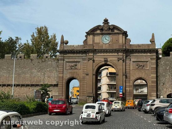 Viterbo - Le 500 invadono e colorano il centro storico