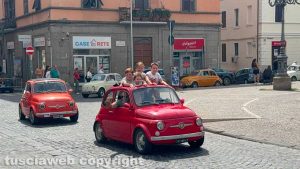 Viterbo - Le 500 invadono e colorano il centro storico