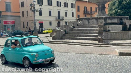Viterbo - Le 500 invadono e colorano il centro storico