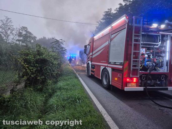 Rimorchio in fiamme sulla Umbro Casentinese