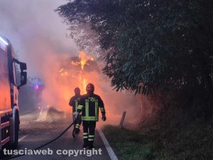 Rimorchio in fiamme sulla Umbro Casentinese