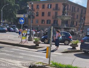 Viterbo - Auto attorno alla fontana a piazza della Rocca