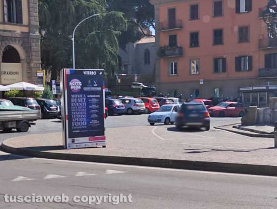 Viterbo - Auto attorno alla fontana a piazza della Rocca