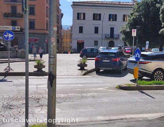 Viterbo - Auto attorno alla fontana a piazza della Rocca