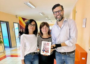 Il sindaco Andrea Di Sorte, accompagnato dalla nuova dirigente scolastica Paola Adami e dalla vicesindaca Raffaella Bruti, con una copia del Pinocchio