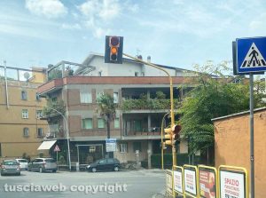 Semaforo lampeggiante all'incrocio di via della Grotticella