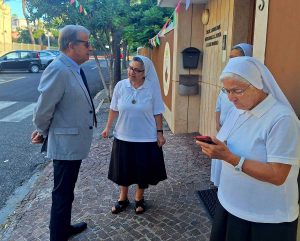 Santa Marinella - Il sindaco Tidei con le suore Carmelitane