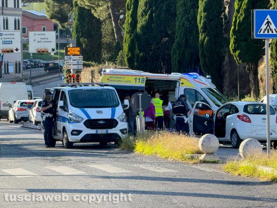 Scontro tra auto e furgone in via Raniero Capocci