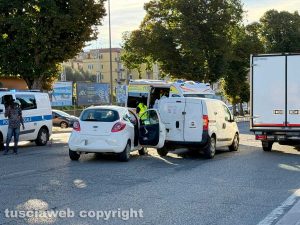 Scontro tra auto e furgone in via Raniero Capocci