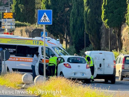 Scontro tra auto e furgone in via Raniero Capocci