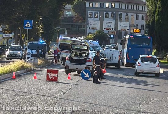 Scontro tra auto e furgone in via Raniero Capocci