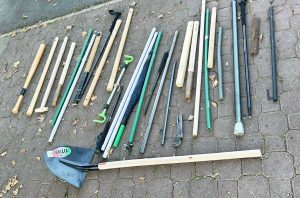 Roma - la polizia sequestra aste in plastica munite di lame e mazze in legno