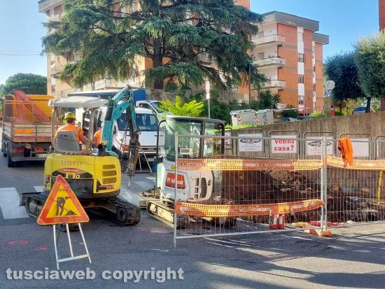 Viterbo - I lavori sulla Cassia per fermare la fuga di gas