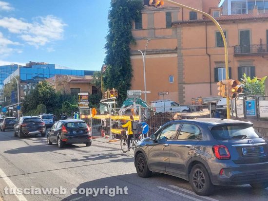 Viterbo - I lavori sulla Cassia per fermare la fuga di gas