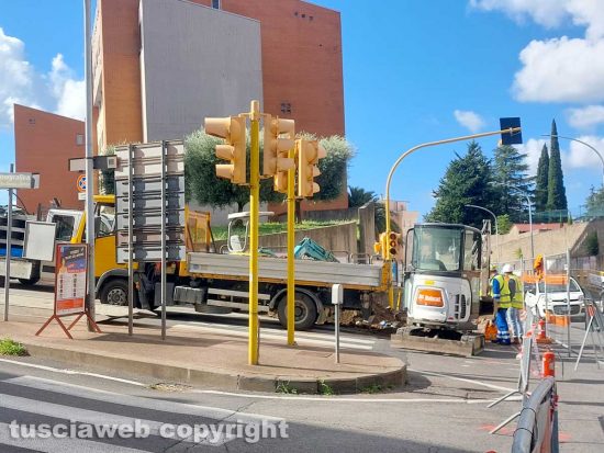 Viterbo - I lavori sulla Cassia per fermare la fuga di gas
