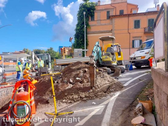 Viterbo - I lavori sulla Cassia per fermare la fuga di gas