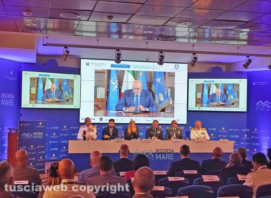 Il ministro Guido Crosetto interviene da remoto al forum in porto