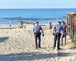 Un 29enne evade dai domiciliari per andarsene in spiaggia, arrestato dai carabinieri