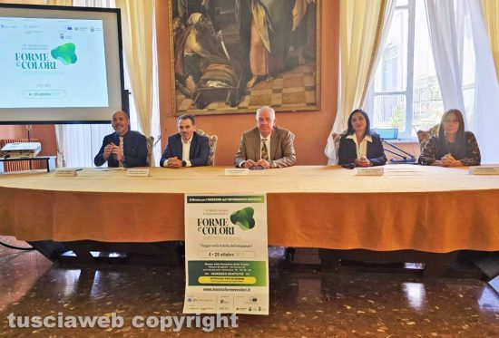 Da sinistra Attilio Lupidi, segretario Cna Viterbo e Civitavecchia; Francesco Monzillo, segretario generale della Camera di Commercio Rieti-Viterbo; Luigi Pasqualetti, presidente della Fondazione Carivit; Katia Scardozzi, assessore alla Promozione e valorizzazione delle tradizioni e della cultura locale; Cinzia Chiulli, presidente dell’Unione Cna Artistico e tradizionale di Viterbo e Civitavecchia