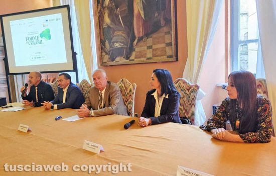 Da sinistra Attilio Lupidi, segretario Cna Viterbo e Civitavecchia; Francesco Monzillo, segretario generale della Camera di Commercio Rieti-Viterbo; Luigi Pasqualetti, presidente della Fondazione Carivit; Katia Scardozzi, assessore alla Promozione e valorizzazione delle tradizioni e della cultura locale; Cinzia Chiulli, presidente dell’Unione Cna Artistico e tradizionale di Viterbo e Civitavecchia