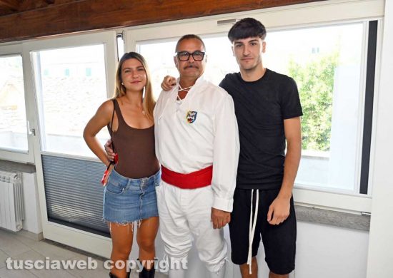 Il facchino Maurizio Tombolella e i figli Ginevra e Giacomo