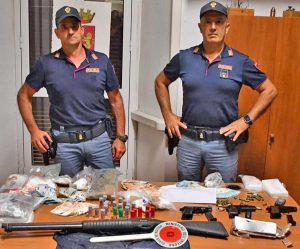 Civitavecchia - In casa con 2 chili di droga, armi e circa 11mila euro, arrestati due civitavecchiesi