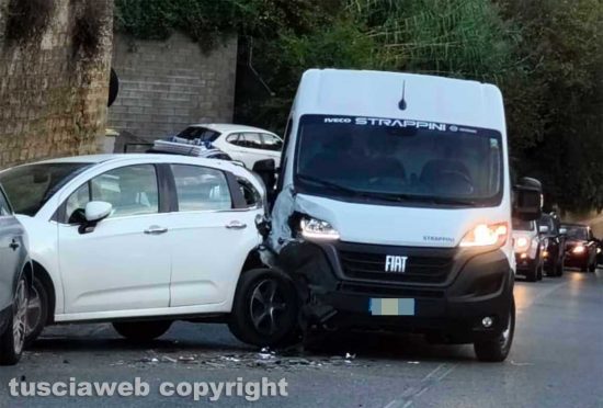 Ronciglione - Furgone tampona auto in sosta su via della Resistenza