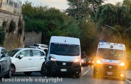 Ronciglione - Furgone contro auto in sosta su via della Resistenza