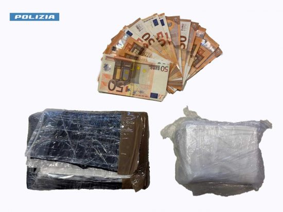Squadra mobile - I soldi e la droga sequestrata