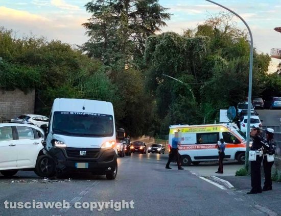 Ronciglione - Furgone contro auto in sosta su via della Resistenza