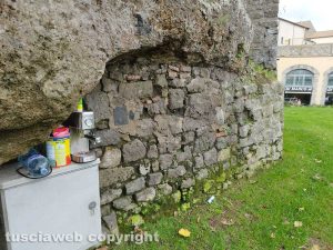 Viterbo - La macchinetta del caffè e altri oggetti abbandonati