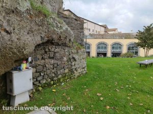 Viterbo - La macchinetta del caffè e altri oggetti abbandonati