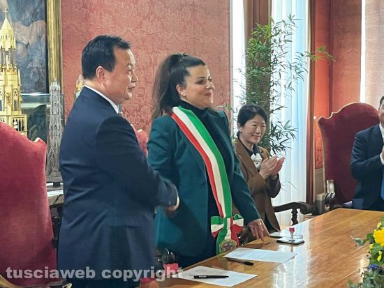 Viterbo - La delegazione cinese in vista al comune - La firma dell'accordo con la sindaca Chiara Frontini