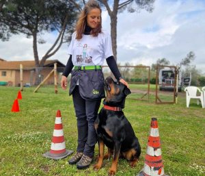 Un'addestratrice dell'Asd Centro Cinotecnico La Fenice