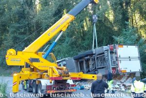 Gallese - Tir si ribalta sulla Sp 150 - L'intervento della protezione civile