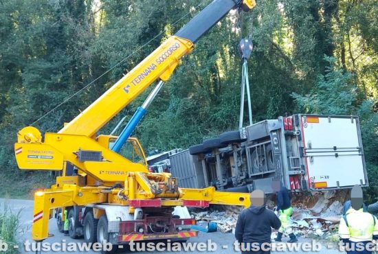 Gallese - Tir si ribalta sulla Sp 150 - L'intervento della protezione civile